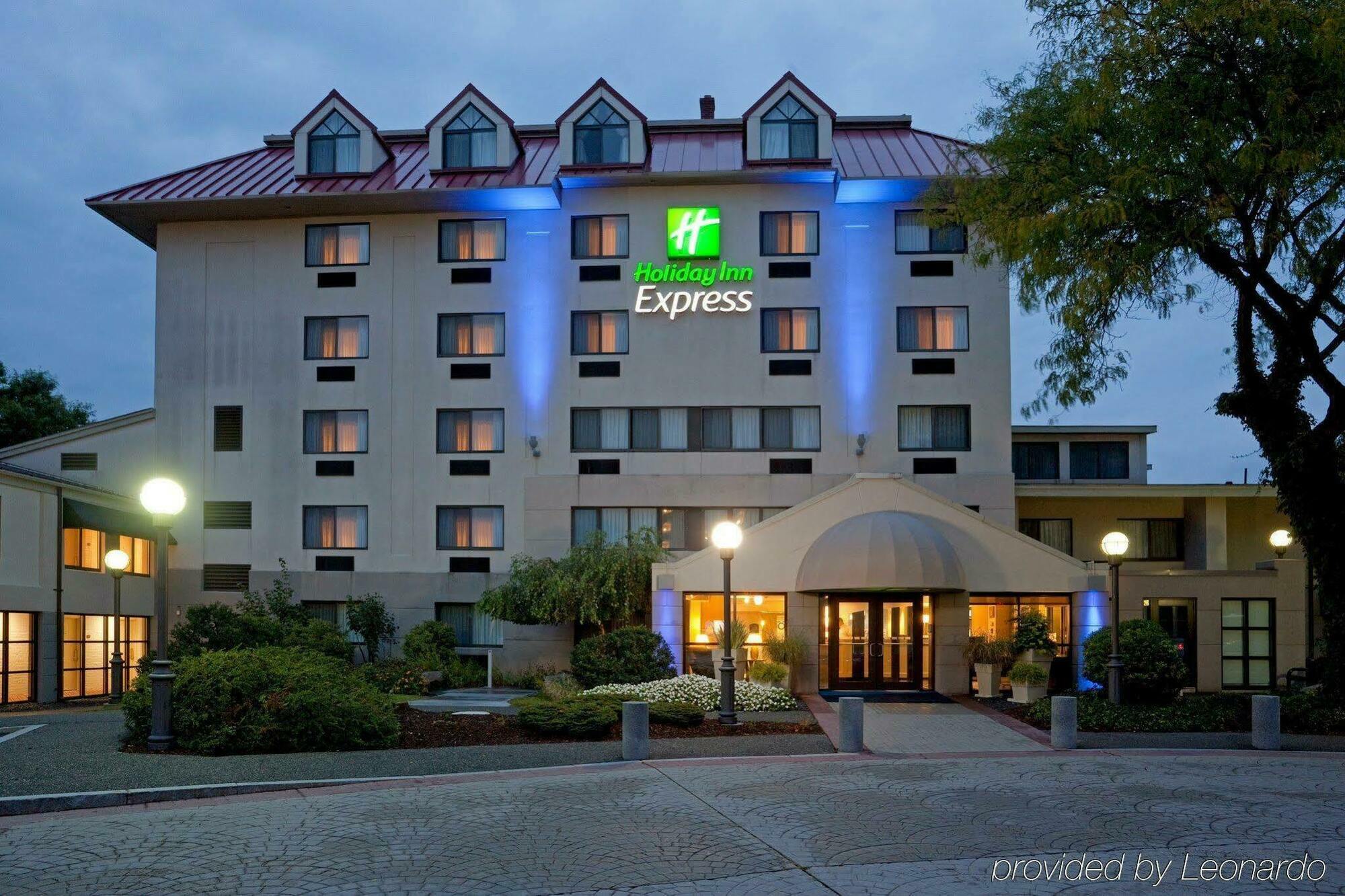 Holiday Inn Express Boston-Waltham, An Ihg Hotel Exterior photo